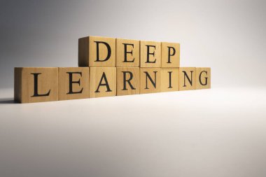 Derin öğrenme zinciri ahşap küplerden yaratıldı. Endüstri ve teknoloji. Kapat..