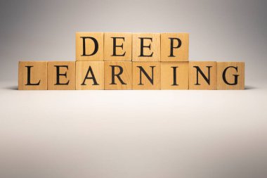 Derin öğrenme zinciri ahşap küplerden yaratıldı. Endüstri ve teknoloji. Kapat..