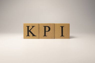 KPI tahta küplerden yaratıldı. Endüstri ve teknoloji. Kapat..