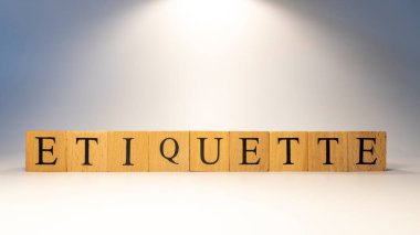 Görgü kuralları, iş ve finans için ahşap küplerden yapıldı. Yakın plan..