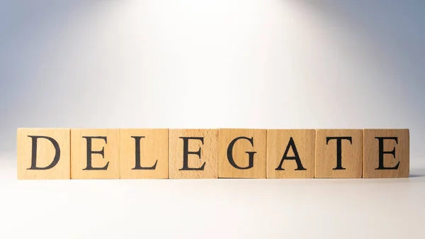 Delege kelimesi ahşap küp finansman ve iş dünyasından geliyor. Yakın plan..