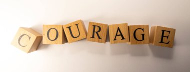 Cesaret kelimesi tahta küplerden yaratıldı. İnsanlar ve duygular. yakın plan.