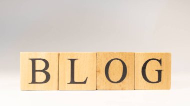 Blog kelimesi ahşap küplerden yaratıldı. Topluluk ve iletişim. yakın plan.