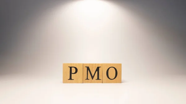 Pmo这个词是从木制立方体中产生的 经济和商业 特写镜头 — 图库照片