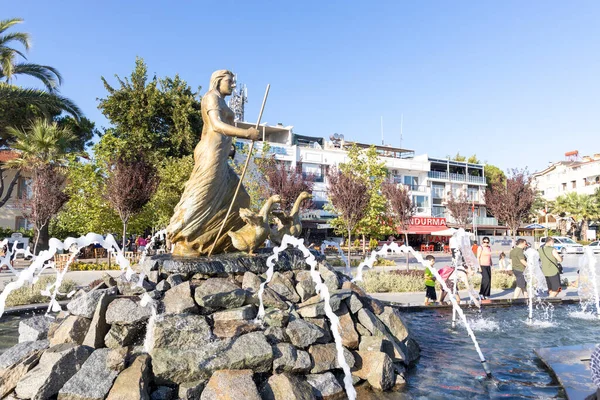 AKCAY, TÜRKEI - 15. August 2021: Statue einer wandelnden Frau. — Stockfoto