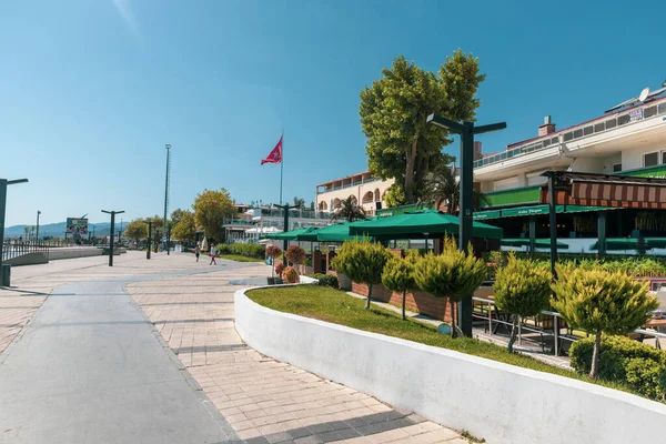 Altinoluk, Türkei - 15. August 2021: Spazierweg am Strand an einem sonnigen Tag. — Stockfoto