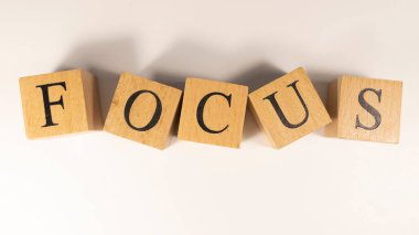 Focus kelimesi ahşap küplerden yaratılmıştır. Eğitim ve iş. Yakın plan..