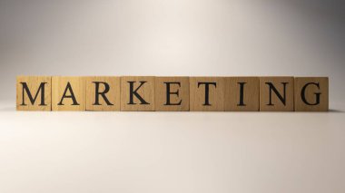 Pazarlama kelimesi ahşap küplerden yaratıldı. Tüketim ve alışveriş. Yakın plan..