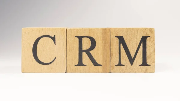 Crm这个词是由木制立方体创建的 公司和通信 后续行动 — 图库照片