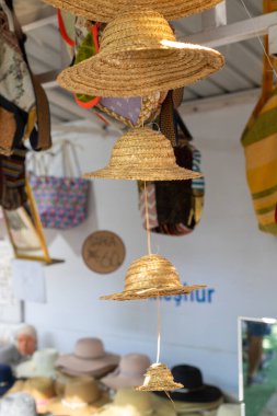 Geleneksel hasır şapka yukarıdan sarkıyor. Alışveriş ve dekorasyon. Kapat.