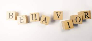 Maaş kelimesi ahşap küplerden yaratıldı. İş ve finans kavramı. Kapat..