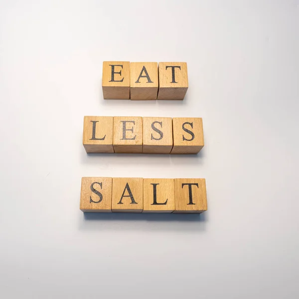 Das Wort Eat Less Salt Entstand Aus Holzwürfeln Gesundheits Und — Stockfoto