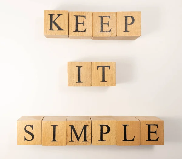 Das Wort Keep Simple Entstand Aus Holzwürfeln Geschäfts Und Bildungskonzept — Stockfoto