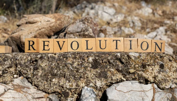 Palabra Revolución Fue Creada Partir Cubos Madera Fotografiado Pared Primer — Foto de Stock