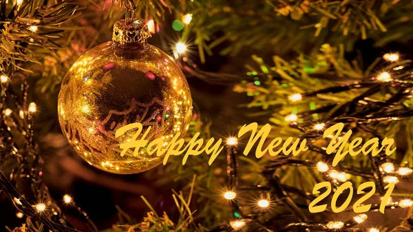 Tekst Gelukkig Nieuwjaar 2021 Tegen Achtergrond Van Een Gouden Bal — Stockfoto