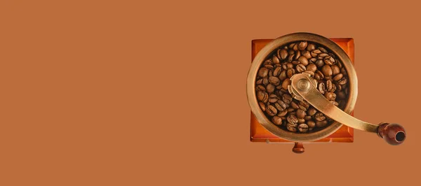 Manuelle Kaffeemühle Mit Kaffeebohnen Auf Hellbraunem Hintergrund Draufsicht Konzept Für — Stockfoto