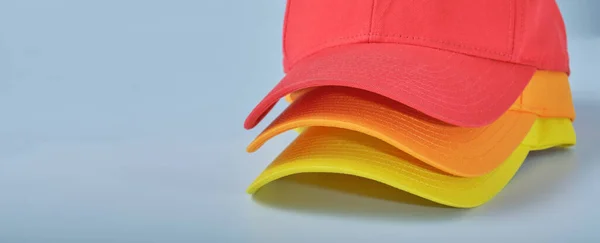 Beyaz arka planda pamuk beyzbol şapkası