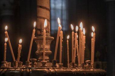    Mum mumları karanlık bir odada yanıyor.