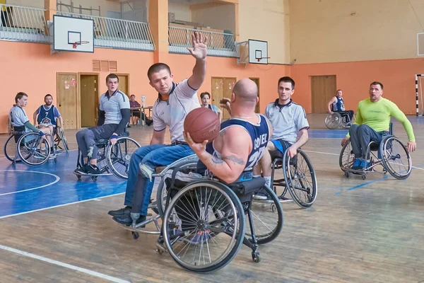 Minsk, Belarus, 31 Mart 2019. Tekerlekli sandalyeli insanlar spor salonunda basketbol oynuyor.