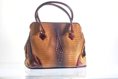 Beyaz arka planda timsah derisinden yapılmış kadınlar için lüks çanta, izole edilmiş görüntü.