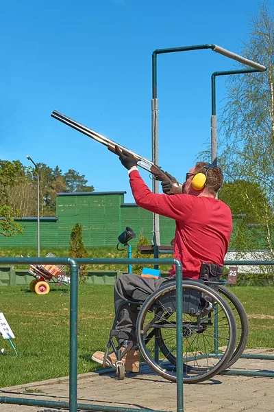 Man Wheelchair Practicing Clay Pigeon Shooting — ストック写真