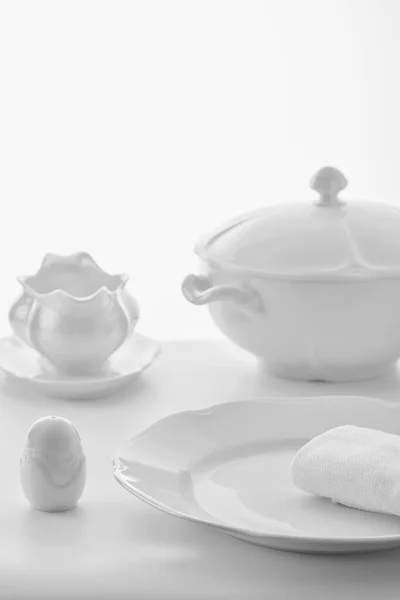 Vit Porslin Bestick Vit Bakgrund Soppa Tureen Sås Skål Salt — Stockfoto