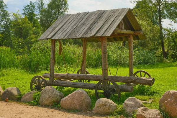 Kuru saman taşımak için çatısı olan antika ahşap bir araba.