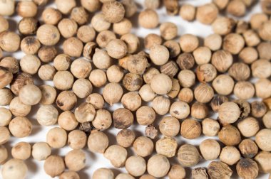 Beyaz bir arka planda beyaz biber