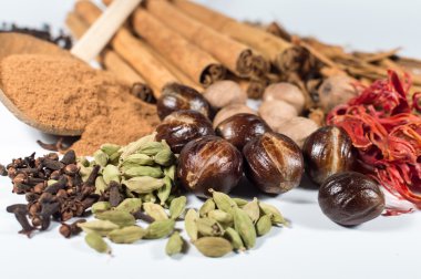 baharat beyaz zemin üzerine
