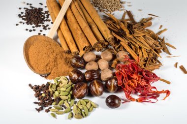 baharat beyaz zemin üzerine
