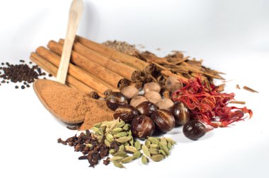 baharat beyaz zemin üzerine