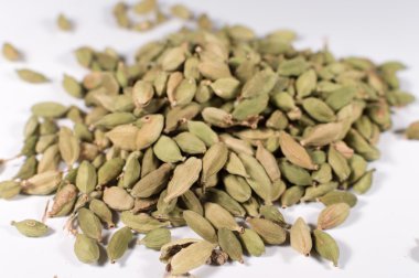 Beyaz bir arka planda kakule