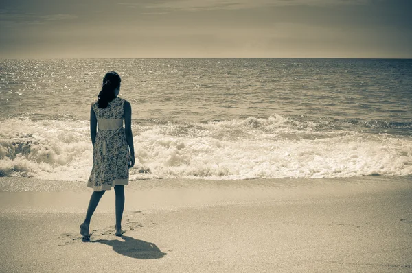 Jonge meisje op het strand — Stockfoto