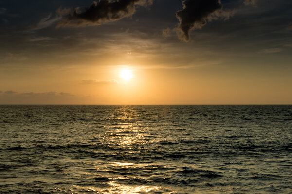 Belo pôr do sol acima do mar — Fotografia de Stock
