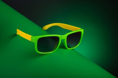 yeşil arkaplanda yeşil güneş gözlüğü