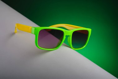 yeşil arkaplanda yeşil güneş gözlüğü