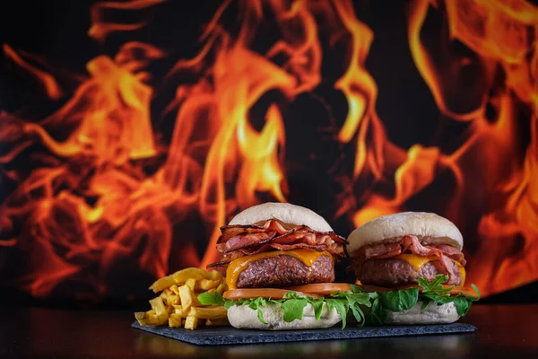 Kızarmış Patatesli Hamburgerler — Stok fotoğraf