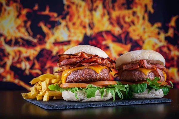 Hamburgery Frytkami Tłem Ogniowym — Zdjęcie stockowe