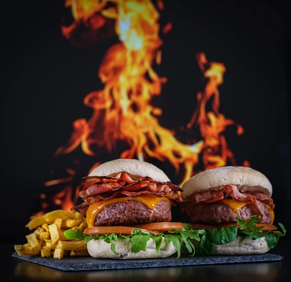 Hamburgers Avec Frites Avec Fond Feu Photos De Stock Libres De Droits