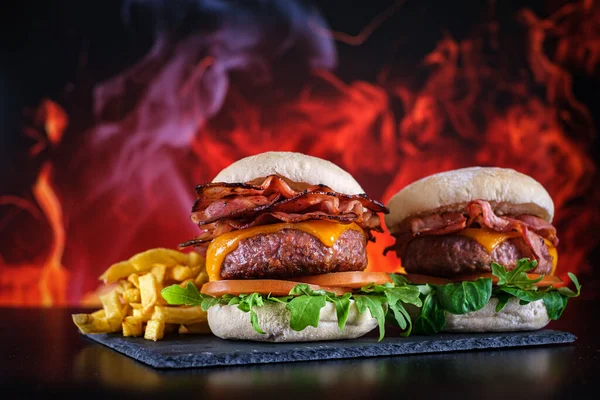 Hamburgers Avec Frites Avec Fond Feu Photo De Stock