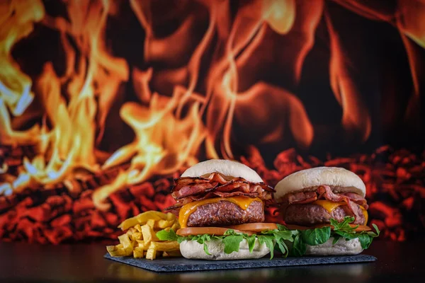 Hamburgers Avec Frites Avec Fond Feu Photo De Stock