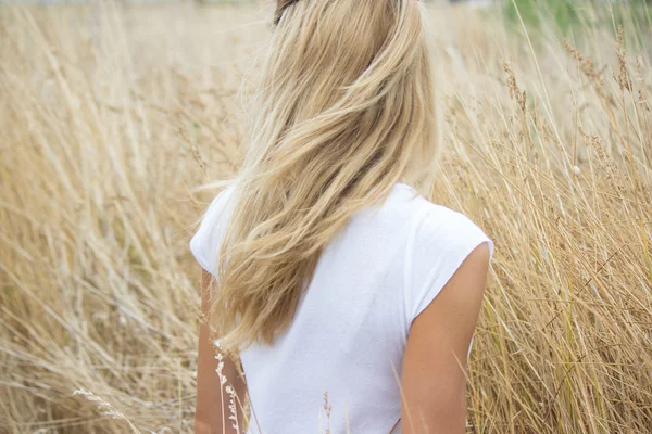 Kadın gövde yüksek çim