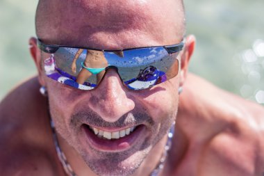 Adam yüz yansıtılmış güneş gözlüğü