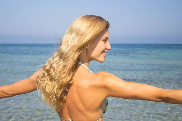 Denizdeki dinlendirici kadın — Stok fotoğraf