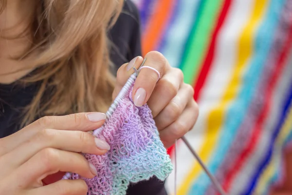 Woman knitting — Stock Photo, Image