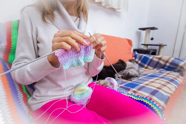 Woman knitting at home — Stock Photo, Image