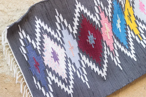 El yapımı renkli halı