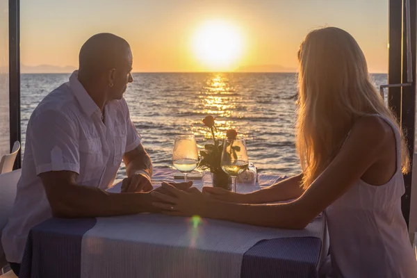 Pareja tener romántico cumplir Imagen de stock