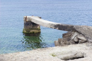 Taş köprü deniz kenarı