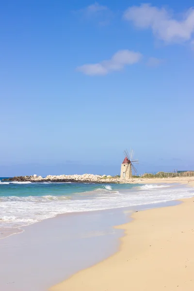 Starý větrný mlýn na mořské pobřeží krajina — Stock fotografie